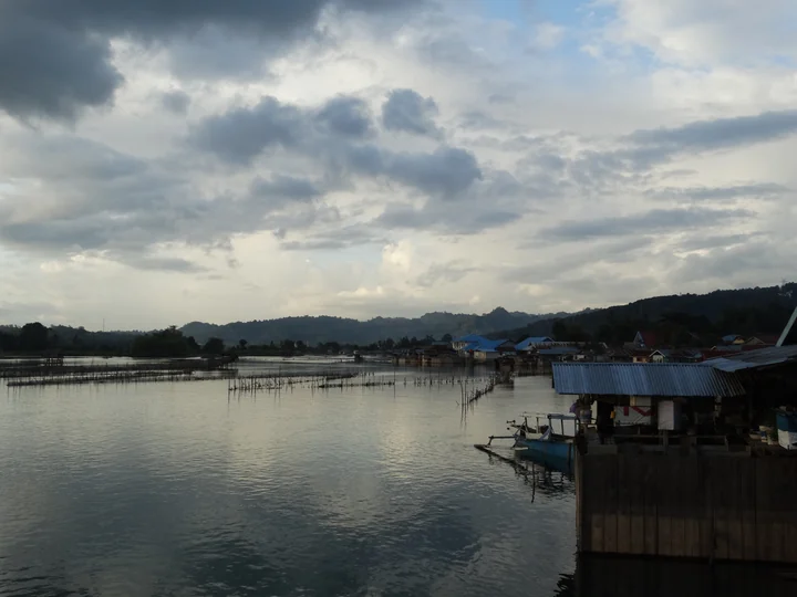 Danau Poso di Tentena, Sulawesi Tengah, dengan perbukitan di kejauhan.