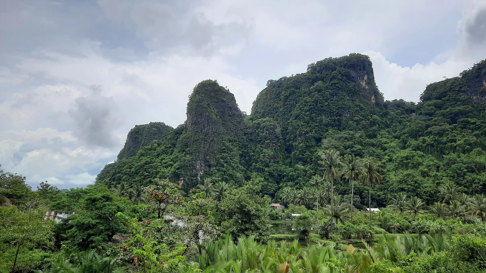 Bentang alam karst Rammang-Rammang di Maros, Sulawesi Selatan.