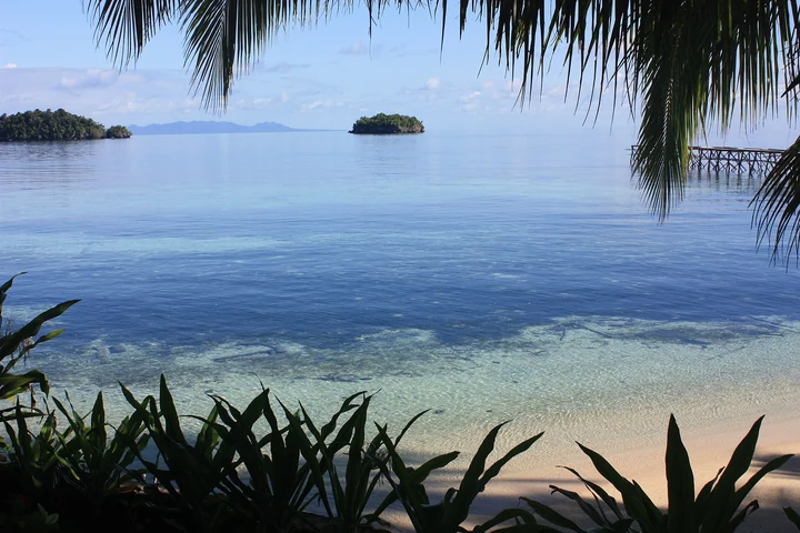 Perairan jernih dan pantai Pulau Kadidiri di Kepulauan Togean, Sulawesi Tengah.