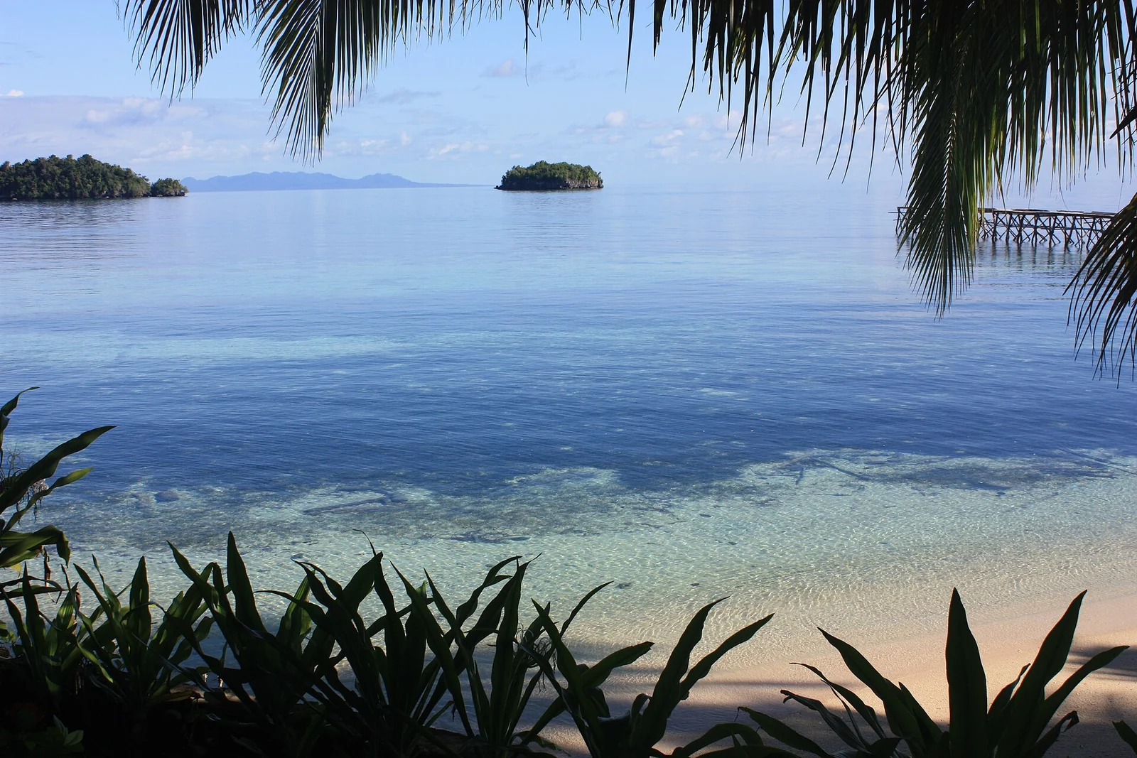 Perairan jernih dan pantai Pulau Kadidiri di Kepulauan Togean, Sulawesi Tengah.