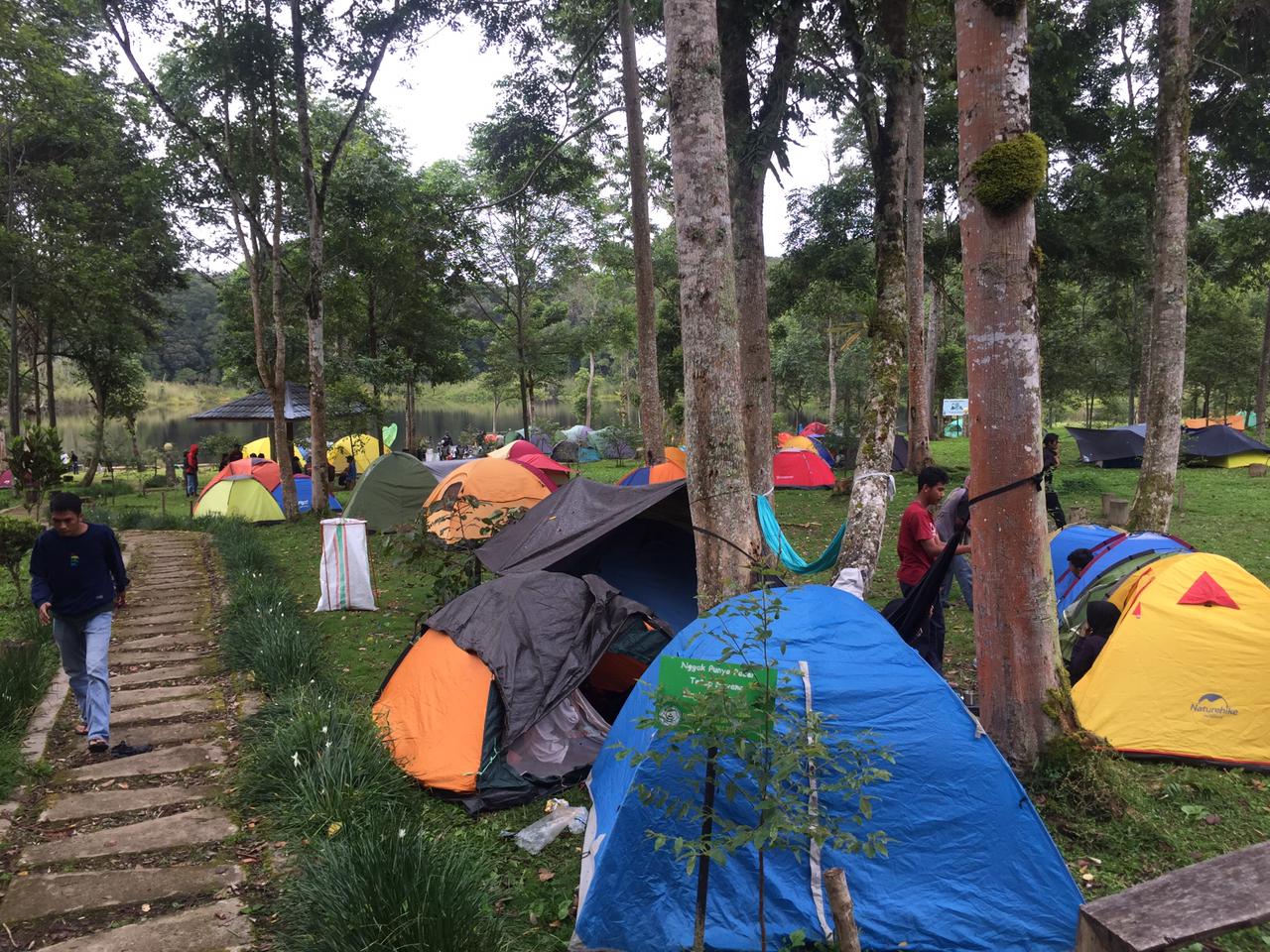Berjarak 90 kilometer arah selatan Kota Palu dengan jarak tempuh 2,5 jam perjalanan menggunakan kendaraan roda dua maupun roda empat.Tenda kemah warna warni menghiasi kawasan Telaga Tambing. Setiap hari libur, kawasan ko