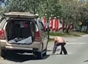 Viral, Video Dosen di Palu Tambal Sendiri Jalan Berlubang dengan Bahan Seadanya