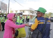 Bulan Ramadhan, Bhayangkari Polres Tolitoli Berbagi Takjil dan Masker Kepada Pengendara