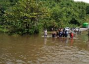 Banjir Genangi Jalan Trans Sulawesi Desa Marisa,TNI Polri di Tolitoli Bantu Pengendara