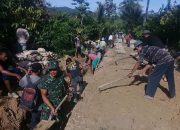 Bantu Buat Jalan Kantong Produksi di Desa Labonu Tolitoli, Babinsa Ikut Bantu Warga