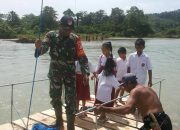 Demi Agar Anak SD Bisa Bersekolah, Aparat di Banggai Bantu Masyarakat Buat Rakit Penyeberangan