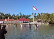 Unik, Santri dan Warga di Poso Upacara HUT RI ke-73 di Atas Laut