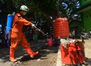 Tekan Penyakit Menular, Basarnas Lakukan Penyemprotan Desinfektan di Kamp Pengungsian