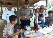 Bagikan Buku Bacaan, Polsek Lampasio Kunjungi Dusun Terpencil