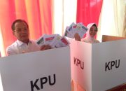 Gubernur Longki dan Istri Nyoblos di TPS 005 Lolu Utara