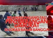 VIDEO: Jembatan Putus, Relawan Pasang Tali Penyeberangan Darurat di Sungai Desa Bangga