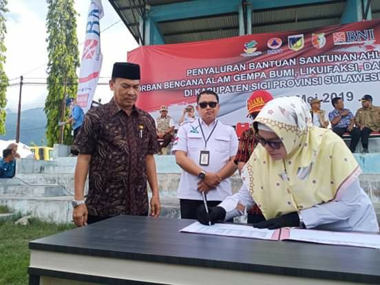 Penyerahan dana santunan ahli waris korban meninggal dunia pascabencana gempabumi dan likuifaksi di wilayah kabupaten Sigi, Jumat, 10 Mei 2019. Foto Humas Pemkab Sigi