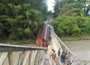 Nekad Lewat, Truk Bermuatan Tiang Listrik Putuskan Jembatan Penghubung di Banggai