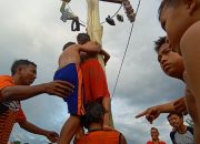 Meriahnya Lomba Panjat Pohon Pisang Gantung dalam Rangka HUT RI di Nunu