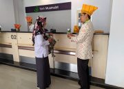 Peringati Hari Pelanggan Nasional, Pimpinan Bank Muamalat Palu Layani Langsung Nasabahnya