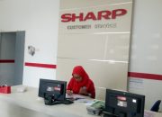 Hari Pelanggan Nasional, Sharp Berikan Merchandise Kepada Konsumen Pertama