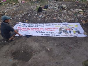 Kerap Dijadikan Lokasi Pembuangan Sampah, Warga Pasangan Spanduk Potong Tangan Jika Kedapatan