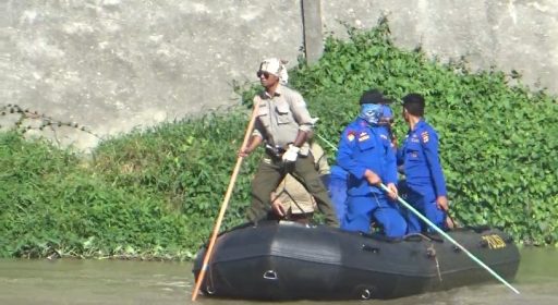 Tim Predator Park Jawa Timur Ikut Bantu Selamatkan Buaya Berkalung Ban di Palu