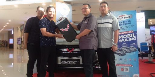 Satu Pelanggan Wuling Motors di Palu Menangkan Hadiah Satu Unit Mobil