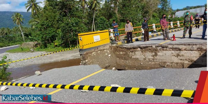 Dihantam Banjir Jembatan Putus, Arus Lalu Lintas Poso-Palu Terhenti