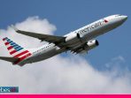 Tolak Pakai Masker, Penumpang American Airlines Diturunkan dari Pesawat