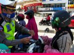 HUT Bhayangkara ke-74, Satlantas Polres Palu Bagikan  Masker dan Handsanitizer Untuk Warga Palu