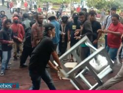 Unjuk Rasa Mosi Tidak Percaya kepada DPRD Touna Berakhir Ricuh