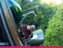 Video : Helikopter TNI Kesulitan Evakuasi Jenazah 2 Teroris di Hutan Parimo