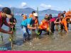 KEPALA Basarnas Palu, Andrias Hendrik Johannes (paling depan ketiga dari kiri) didampingi Lurah Layana Indah, Sudarman (pakai topi putih) melakukan penanaman mangrove di lokasi eks tsunami yakni pesisir Teluk Palu tepatnya di pantai Layana Indah, Kecamatan Mantikulore, Jumat (4/2/2022) pagi. (Foto: Ichal)