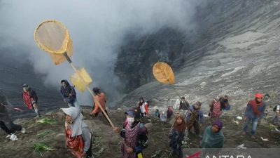 Kisah Perjuangan “Marit” Tangkap Sesajen di Kawah Bromo Saat Kasada