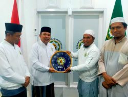 600 Masjid di Parimo dapat Bantuan Jam Dinding dari DMI Sulteng