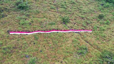 Karang Taruna Mateantina Bentangkan Merah Putih Sepanjang 77 Meter, Diikuti 300 Pendaki di Gunung Mateantina