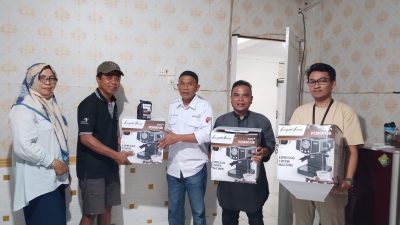 Kadis Pariwisata Tojo Unauna Serahkan Bantuan 10 unit Mesin Kopi kepada Barista