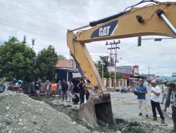 Jalan Trans Ditutup, Dinas PU  Tojo Unauna Buat  Box Cover Antisipasi Banjir