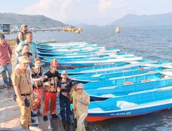 Bupati Delis Serahkan 50 Perahu Bermesin untuk Nelayan Morut