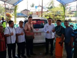 Bupati Delis Serahkan Mobil Ambulance untuk Warga Toraja di Morut