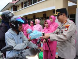 Jalin kedekatan dengan masyarakat Kapolresta Palu Bagi Takjil Untuk Pengendara