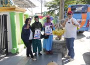 Wijaya Chandra Menyapa Pedagang Kecil, Bagikan Topi Payung Pelindung Terik Matahari dan Hujan