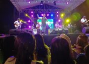 Penyanyi Legendaris Obbie Messakh pukau warga di Lapangan Maroso Poso dengan Lagu kenangan