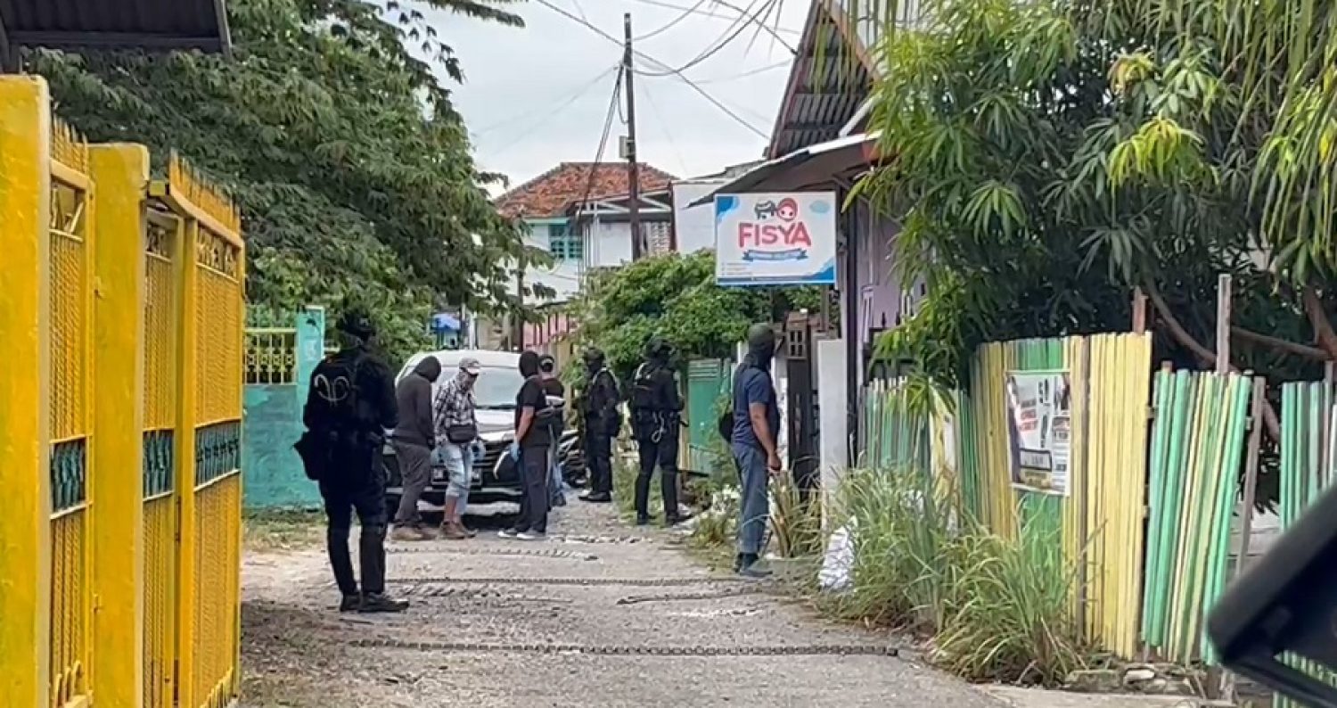 Densus 88 Geledah Rumah Terduga Teroris di Palu