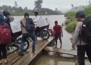 Petugas PAM TPS di Buol Berjuang Seberangi Sungai Kokobuka demi Kawal Kotak Suara