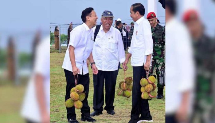 Presiden Joko Widodo Tenteng Oleh-Oleh Durian dari Banggai Kepulauan