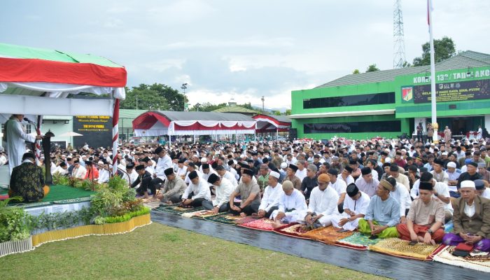 Pertama Kalinya, Ribuan Masyarakat Shalat Idul Fitri di Markas Korem 132/Tdl