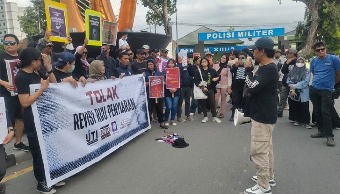 Puluhan Jurnalis di Palu Gelar Aksi Tolak Revisi UU Penyiaran