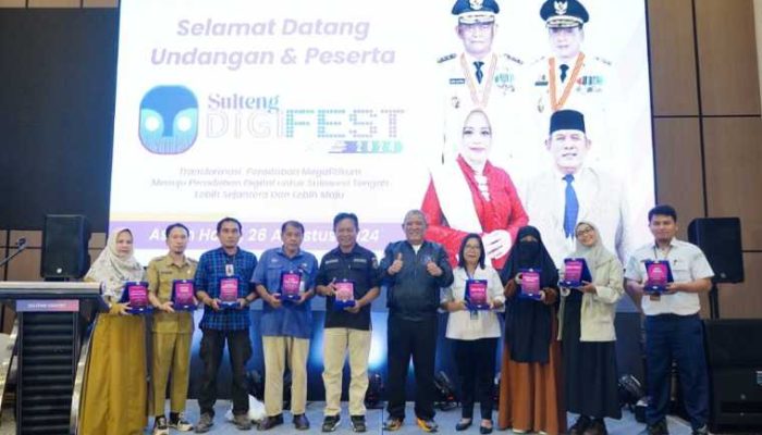 Dinas Kominfosantik Sulteng Berikan Penghargaan kepada Pihak-Pihak Berkontribusi dalam Pengembangan Digital di Sulawesi Tengah