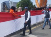 Hidayat dan Andi Nur Lamakarate Pimpin Pawai Bendera Merah Putih Sepanjang 79 Meter dalam Peringatan HUT ke-79 RI