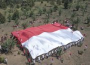 Satgas Madago Raya dan Eks Napiter Kibarkan Bendera Merah Putih Raksasa di Gunung Biru, Poso