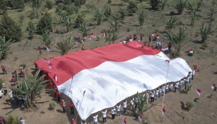 Satgas Madago Raya dan Eks Napiter Kibarkan Bendera Merah Putih Raksasa di Gunung Biru, Poso