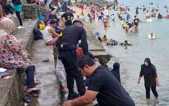 Brimob Polda Sulteng Amankan Pantai Kampung Nelayan Selama Libur Akhir Tahun