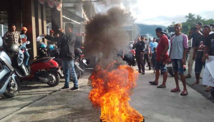 Tuding Pilkada ada Penghianatan TSM, Puluhan Massa Aliansi Rakyat Peduli Demokrasi Tojo Unauna Geruduk Kantor Bawaslu